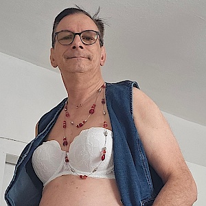 Männer in frauenwäsche